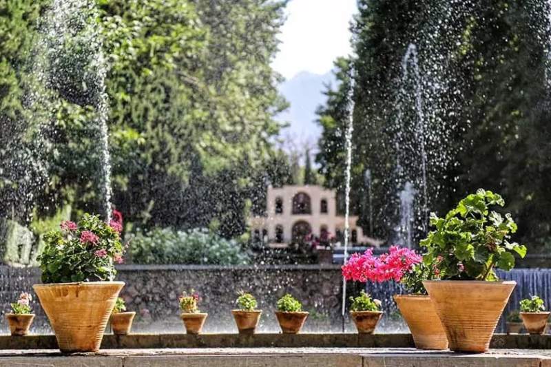 باغ شاهزاده ماهان با آب‌نماهای زیبا، درختان سرسبز و معماری چشم‌نواز خود، فضایی رویایی برای گردشگران فراهم می‌کند