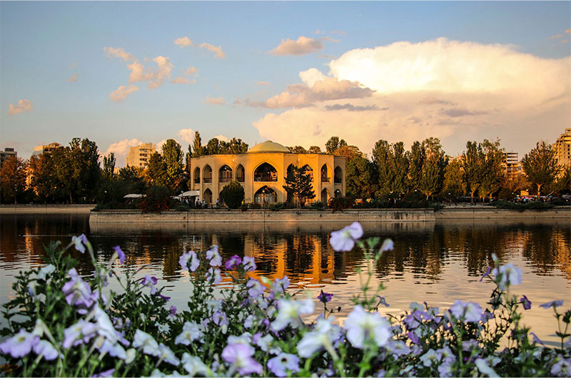 مجموعه‌ای از درختان زیبا مانند، بید مجنون و انواع گل و گیاه تزئینی در عمارت ائل گلی تبریز وجود دارد