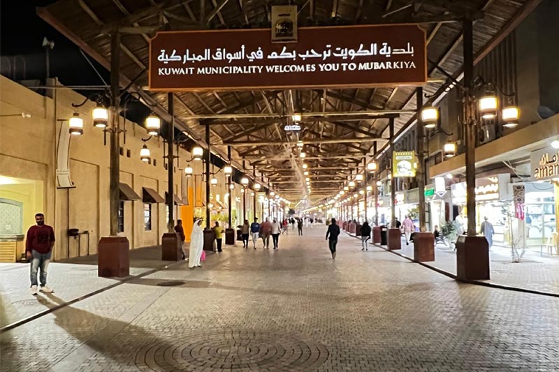 نمای داخلی بازار المبارکیه (Souq Al-Mubarakiya) در کویت با سقف چوبی، ردیف چراغ‌ها و مغازه‌ها؛ یکی از جاهای دیدنی کویت