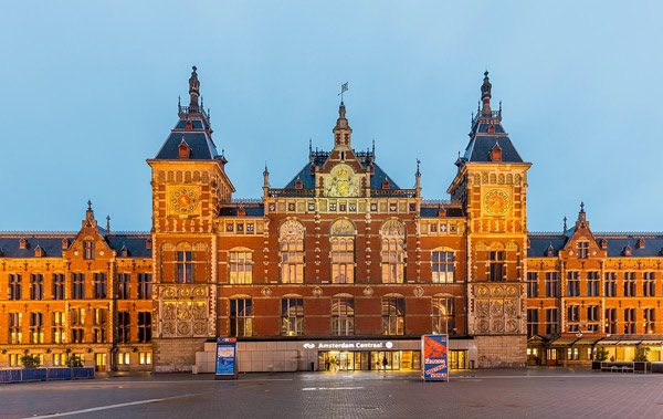 سنترال استیشن آمستردام از جاهای تاریخی معروف است