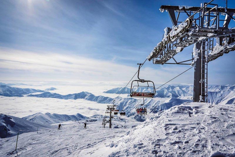 پیست اسکی دیزین از مکان های دیدنی ایران در زمستان که مخصوص بازی های زمستانی است