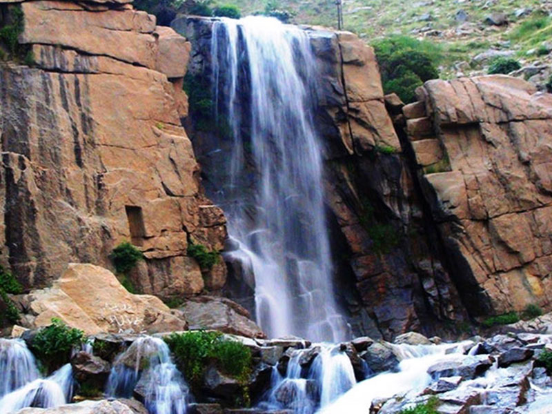 آبشار گنجنامه در مکان‌های دیدنی همدان