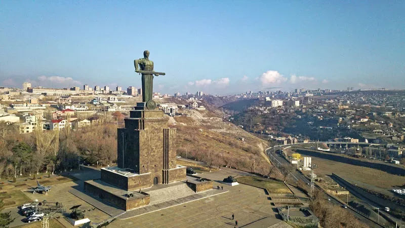 تمثال أم أرمينيا