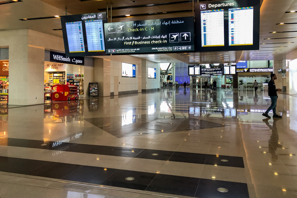 لوحة معلومات الطيران بمطار مسقط