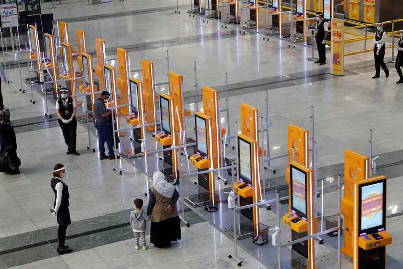 دستگاه self check-in در فرودگاه استانبول