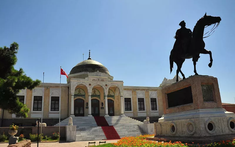 ساختمان سنتی و باشکوه موزه قوم نگاری آنکارا، نمادی از میراث فرهنگی ترکیه.