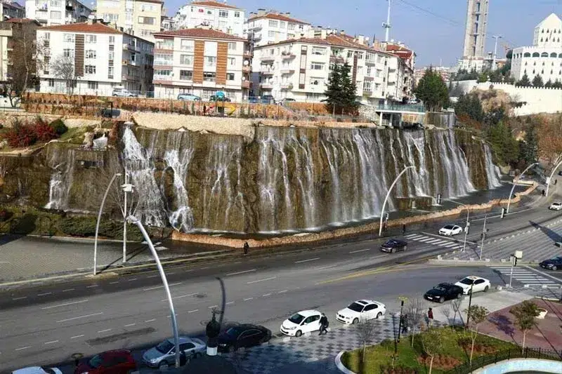 آبشار کچیورن در ترکیه با آب‌های خروشان و پوشش گیاهی اطراف