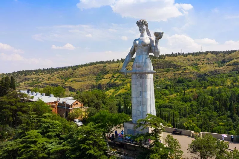 مجسمه مادر گرجستان که نمایانگر زنانه‌ترین نمادهای فرهنگ گرجستان است