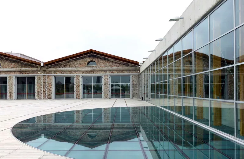 ساختمان مدرن و خیره‌کننده موزه هنرهای مدرن آنکارا با نمای شیشه‌ای و معماری معاصر.