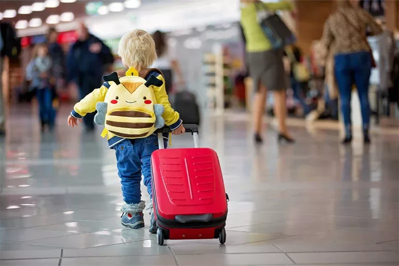 الفئة العمرية للطفل الذي يسافر بدون مرافق