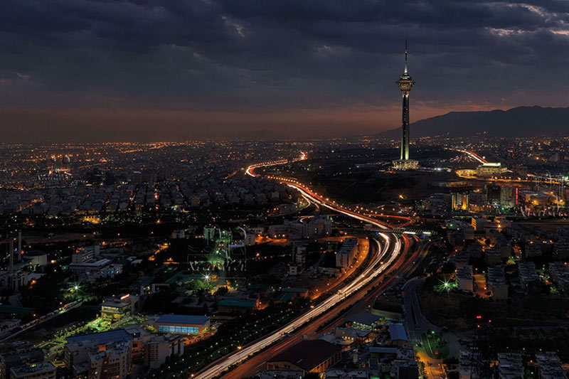المعالم السياحة في طهران ليلاً
