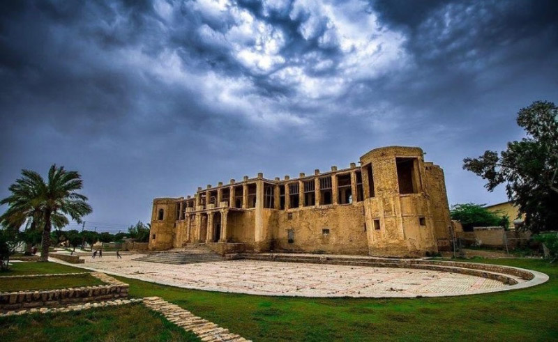 عمارت ملک از جاهای دیدنی سنتی و تاریخی بوشهر است که قدمتی دیرینه دارد