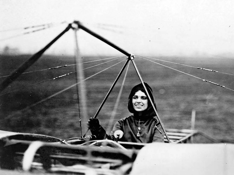 اولین خلبانان زن جهان،هریت کیمبی