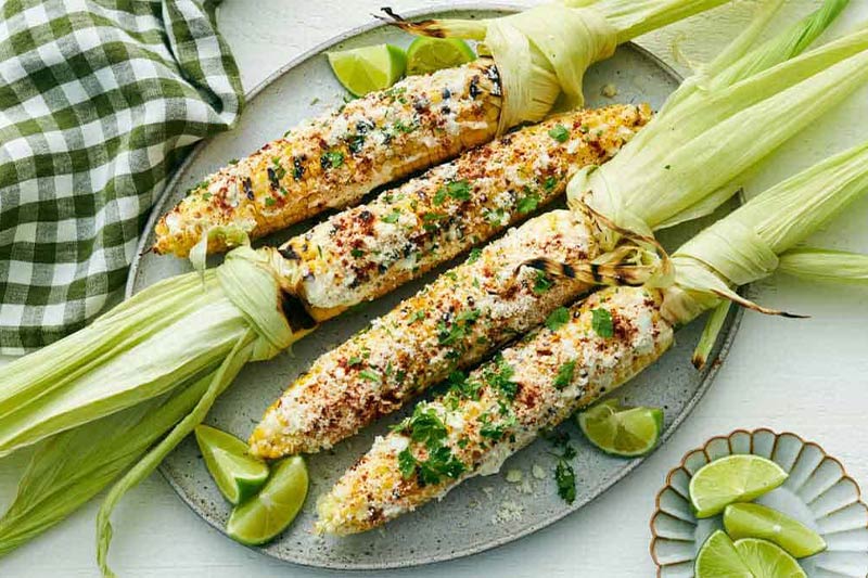 ذرت گریل‌شده با پنیر و ادویه – یکی از غذاهای کوبایی خوشمزه و ساده