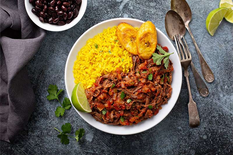 خوراک گوشت سنتی با سس گوجه – یکی از محبوب‌ترین غذاهای کوبایی