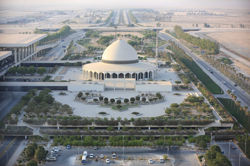 منظر جوي لمطار الملك فهد الدولي، المعروف بأنه أكبر مطار في العالم من حيث المساحة الأرضية.