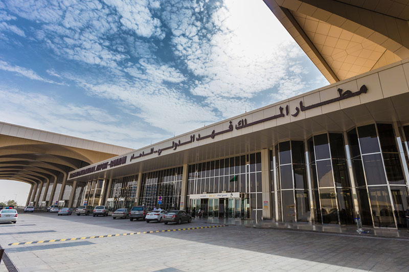 المنظر الخارجي والمدخل الرئيسي لمطار الملك فهد الدولي، أحد أهم البوابات الجوية في المملكة العربية السعودية.