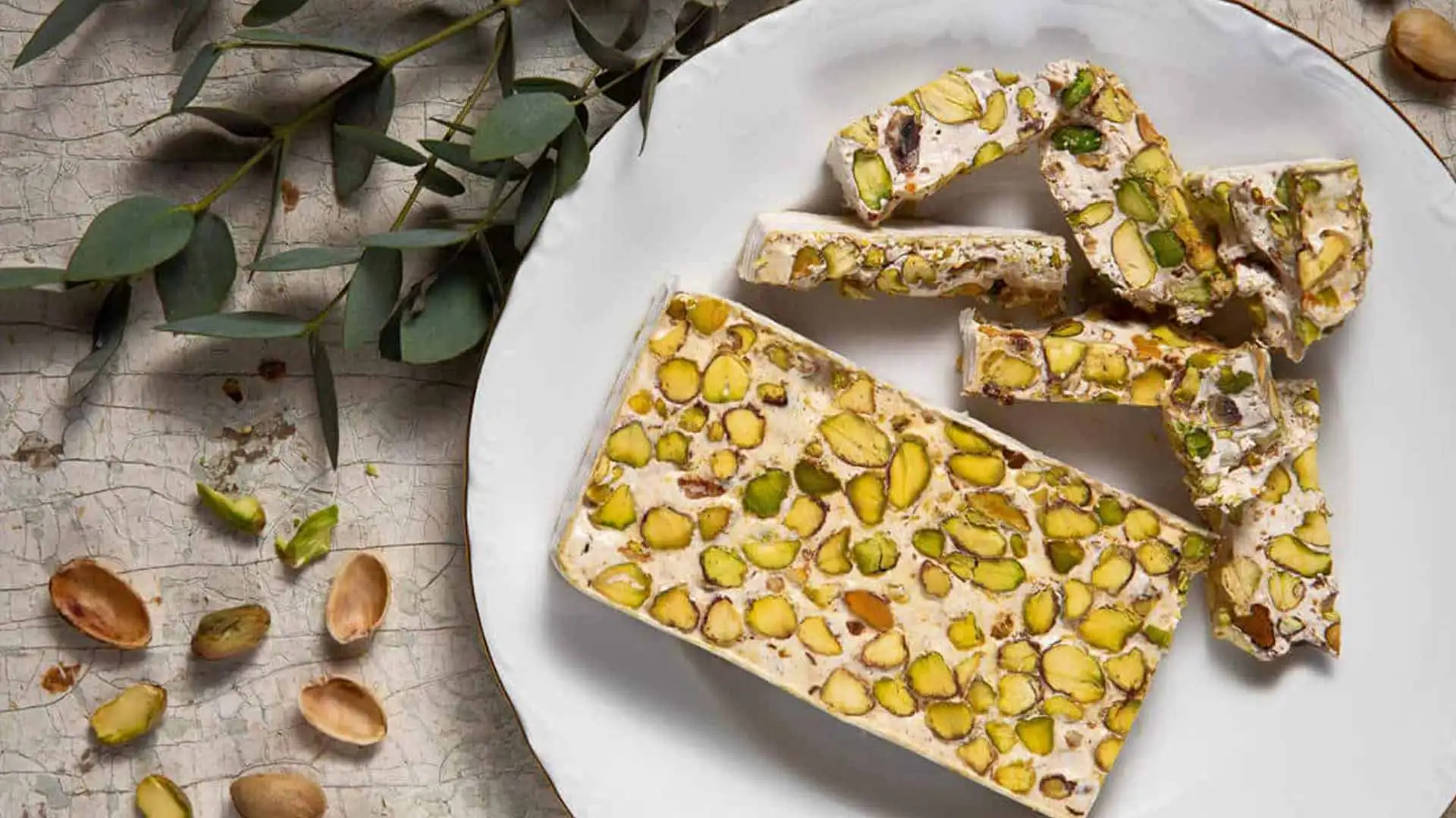 راهنمای خرید سوغات تبریز؛ چی بخرم و از کجا بخرم؟ (خوراکی‌ها + صنایع‌دستی)